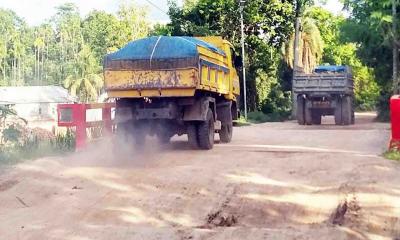 বালিয়াকান্দিতে দুটি সড়কের কাজ বন্ধে জনদুর্ভোগ 