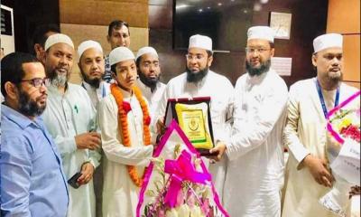 বিমানবন্দরে বিশ্বজয়ী হাফেজ তাকরীমকে সংবর্ধনা