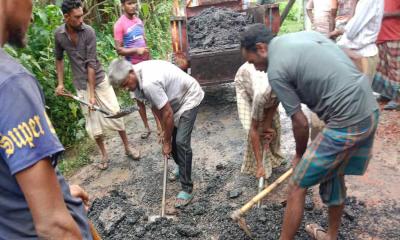 হাকিমপুরে বৃষ্টির মধ্যেও রাস্তার কার্পেটিং কাজের ভিডিও ভাইরাল 