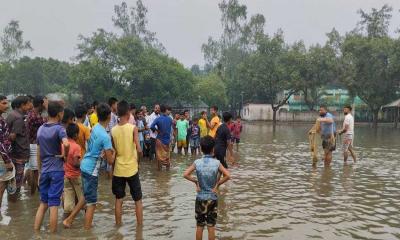 টানা বর্ষণে ডুবে গেছে মাগুড়া হাইস্কুল মাঠ 