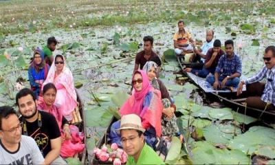 হাজারো মানুষের পদরচারণায় মুখরিত কসবার পদ্মবিল