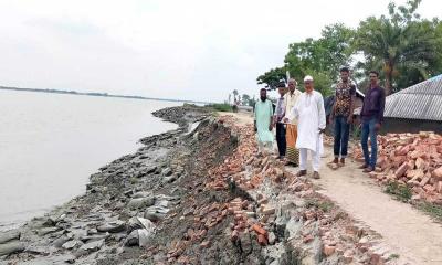 পাইকগাছার ঝুঁকিপূর্ণ ওয়াপদার বেড়িবাঁধ আতঙ্কে এলাকাবাসী