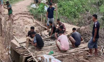 রাজস্থলীতে ভাঙ্গা কালভার্টে গাছ দিয়ে চলাচল এলাকাবাসীর 