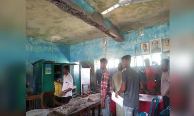 রাঙ্গাবালীতে স্কুলের ভিম ধসে পড়ায় আতঙ্কে শিক্ষক-শিক্ষার্থী