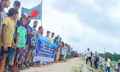 তালতলীতে পায়রা নদীর ভাঙনরোধে মানববন্ধন