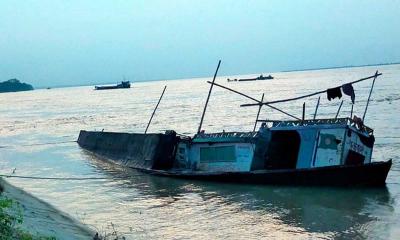 কুষ্টিয়ায় দুই নৌকার সংঘর্ষে নিখোঁজ ১, বেঁচে ফিরলেন ১৭ শ্রমিক