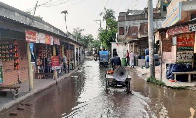 বড়াইগ্রামের জোনাইল বাজারের প্রধান সড়কে জলাবদ্ধতা 