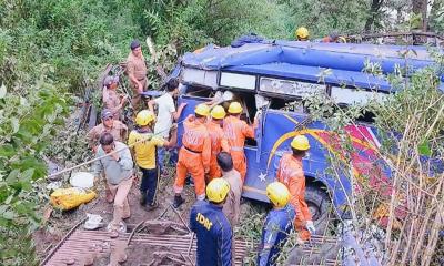 ভারতে যাত্রীবাহী বাস খাদে, নিহত ৭