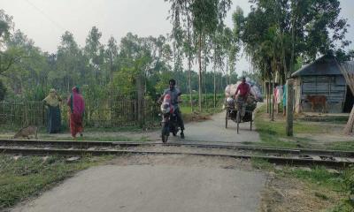 কাউনিয়ায় অরক্ষিত রেলগেটগুলো মরণ ফাঁদ 