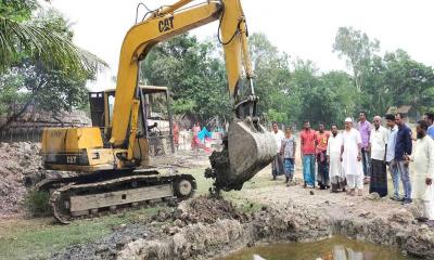 পাইকগাছায় ঝুঁকিপূর্ণ স্থানে বিকল্প প্রতিরক্ষা বাঁধ নির্মাণ 