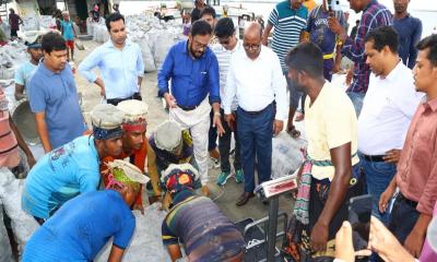 শ্যামনগরে উপকূল বাঁধ পরিদর্শন করেছেন পানি সম্পদ সচিব 