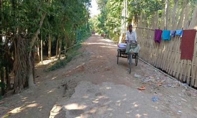 সালথায় সড়কের বেহাল দশায় ভোগান্তি চরমে