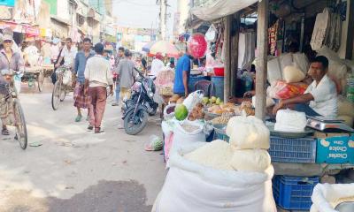 ভবানীগঞ্জ বাজারে সড়ক জুড়ে দোকানপাট যানজটে ভোগান্তি