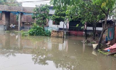 দেবহাটায় জলাবদ্ধতায় দুর্ভোগে নিম্নআয়ের মানুষ