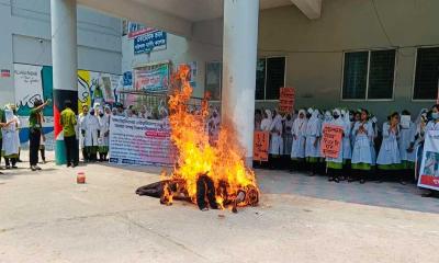 বিভিন্ন দাবিতে উত্তাল বরিশাল নার্সিং কলেজ