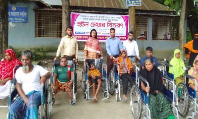 হোসেনপুরে প্রতিবন্ধীর মধ্যে হুইলচেয়ার বিতরণ