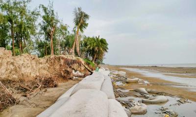 আনোয়ারায় ভাঙনে বিবর্ণ পারকি, হারাচ্ছে পর্যটক