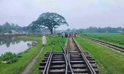 কুলিয়ারচরে ট্রেনে কাটা পড়ে গৃহবধূর মৃত্যু