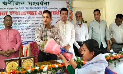 সচিব মো. কামরুজ্জামান চৌধুরীকে গুণীজন সংবর্ধনা