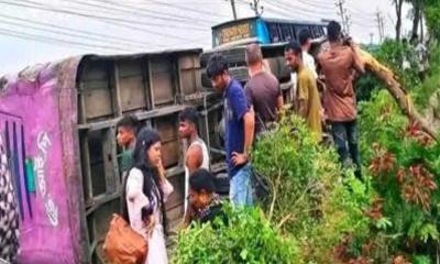 ভালুকায় নিয়ন্ত্রণ হারিয়ে বাস উল্টে হেলপার নিহত