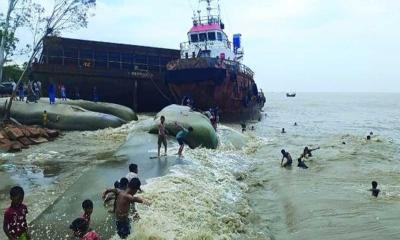 আনোয়ারা গহিরা উপকূলে আটকা পড়া দুই জাহাজের কারণে ঝুঁকিতে বেড়িবাঁধ