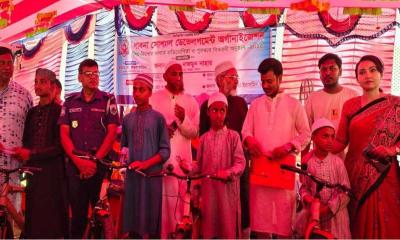 ভাঙ্গুড়ায় টানা ৪০ দিন জামাতে নামাজ আদায় করে পুরস্কার পেল ৪৬ শিক্ষার্থী