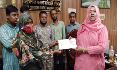 কুড়িগ্রামে শহীদ পরিবারের সদস্যদের আর্থিক সহায়তা চেক প্রদান