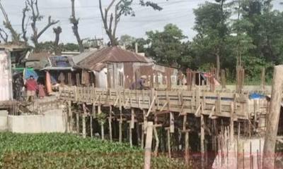 সোনাইমুড়িতে নিম্নমানের সামগ্রী দিয়ে ব্রিজ তৈরির অভিযোগ