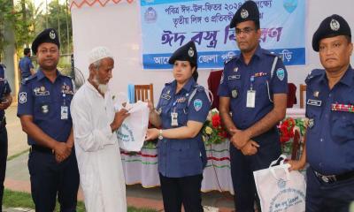 রামগড়ে পুলিশ সুপারের উদ্যোগে ঈদবস্ত্র ও ইফতার বিতরণ 