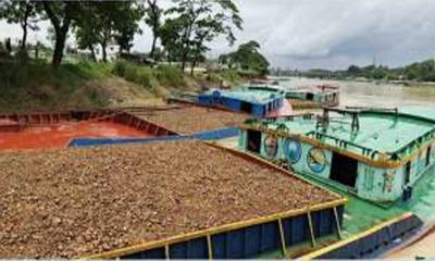 সুরমা নদীতে লোভাছড়ায় জব্দকৃত পাথরসহ ৯ নৌকা আটক