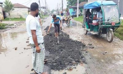 কুষ্টিয়ার বটতৈল-পোড়াদহের বেহাল সড়ক সংস্কার করলো জামায়াত
