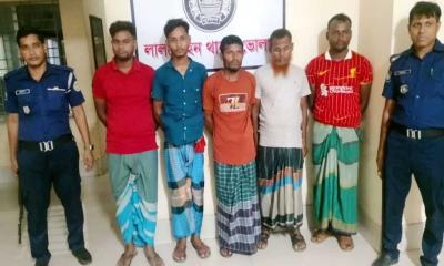 লালমোহনে চিংড়ির রেণুসহ পাঁচজন আটক