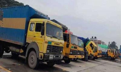 বেনাপোল স্থলবন্দরে আটকা গার্মেন্টস পণ্যবাহী ৩৬ ট্রাক