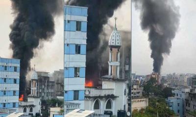 শেওড়াপাড়ায় মেট্রো স্টেশনের পাশের ভবনে আগুন