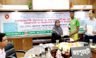 জয়পুরহাটে সাঁতার ও অ্যাথলেটিক্স প্রশিক্ষণের সনদপত্র বিতরণ