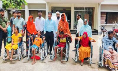 সিংড়ায় প্রতিবন্ধীদের মধ্যে হুইল চেয়ার বিতরণ