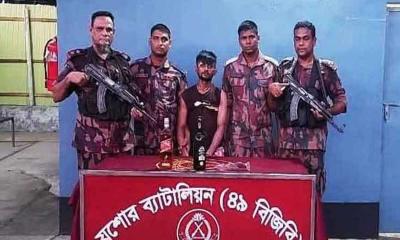 যশোরের সন্ত্রাসী পিচ্চি রাজা বেনাপোলে আটক