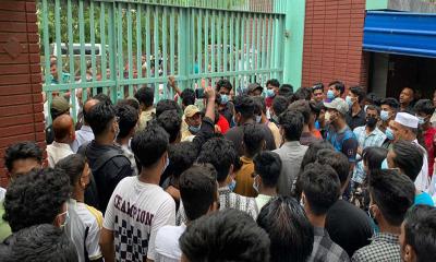 এইচএসসি পরীক্ষা পেছানোর দাবিতে রাজশাহী শিক্ষাবোর্ডের ফটকে তালা