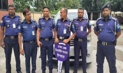 ডিআইজি রেজাউল করিম মল্লিকের পক্ষ থেকে শিবচর থানায় গাড়ি উপহার