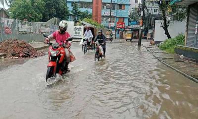 বরিশালে সূর্যের দেখা মিললেও কমেনি জলাবদ্ধতা