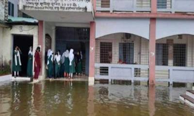 আল্লারদর্গা মাধ্যমিক বিদ্যালয়ে জলাবদ্ধতায় স্বাস্থ্যঝুঁকিতে শিক্ষার্থীরা