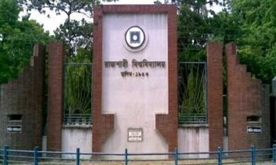 রাবির আওয়ামী পন্থি তিন কর্মকর্তাকে পুলিশে দিলো সাবেক শিক্ষার্থীরা