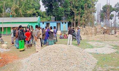 সরিষাবাড়ীতে স্কুল ভবন নির্মাণে নিম্নমানের সামগ্রী ব্যবহারের অভিযোগ 