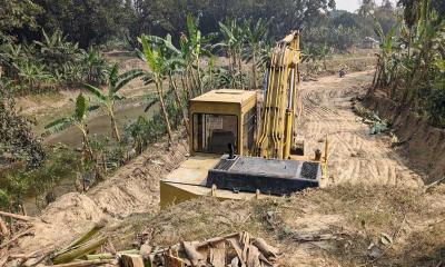 বড়াইগ্রামে সরকারিভাবে খনন করা নদীর মাটি বিক্রির অভিযোগ