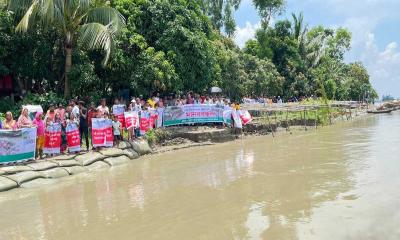 মুন্সীগঞ্জে পদ্মার ভাঙনরোধে এলাকাবাসীর মানববন্ধন