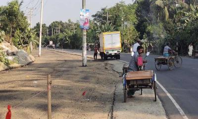 ডুমুরিয়ায় বিদ্যুতের খুটি রেখেই রাস্তার কাজ