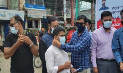 মৌলভীবাজার প্রেসক্লাবের উদ্যাগে মাস্ক ও লিফলেট বিতরণ