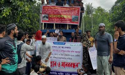 দর্শনায় যাত্রাবিরতির দাবিতে ট্রেন অবরোধ ও মানববন্ধন