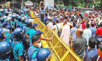চাকরিচ্যুত বিডিআর সদস্যদের শাহবাগ মোড় অবরোধ