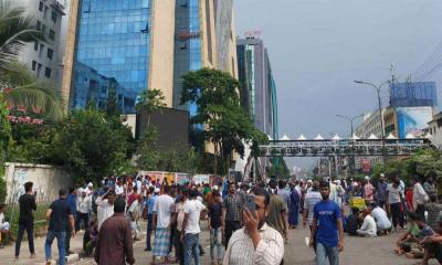বিআরটিএ ভবন ঘেরাও, আটকা কর্মকর্তা-কর্মচারীরা